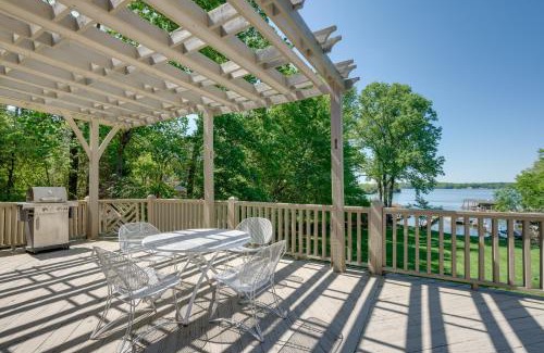 Huddleston Casa | Scenic Smith Mountain Lake Getaway with Deck and Dock!
