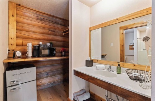 Duck Creek Village Hotel | Scenic Solitude ADA Double Queen Zion/Bryce