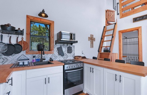 Canyon Lake Cabina | Scenic Treehouse I Hot Tub, Lake views