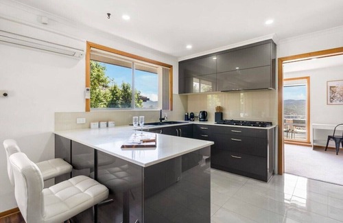 Lutana Casa | Large Family Home close to CBD, Sleeps 10