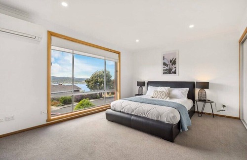 Lutana Casa | Large Family Home close to CBD, Sleeps 10