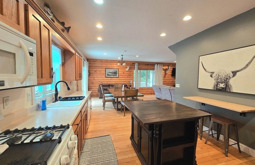 Lansing Casa | Scenic View Lodge- w/ hot tub & POOL