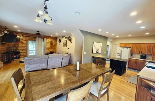 Lansing Casa | Scenic View Lodge- w/ hot tub & POOL