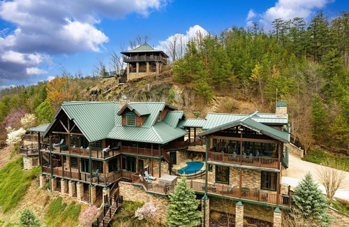 Gatlinburg - Pigeon Forge Cabina | Scenic Views Estate:2025 Specials!