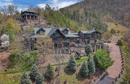 Gatlinburg - Pigeon Forge Villa | Scenic Views Estate