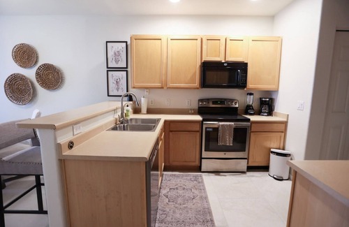 Superstition Springs Condominio | Scenic views of Superstition Springs Golf Course right outside your door.