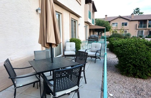 Superstition Springs Condominio | Scenic views of Superstition Springs Golf Course right outside your door.