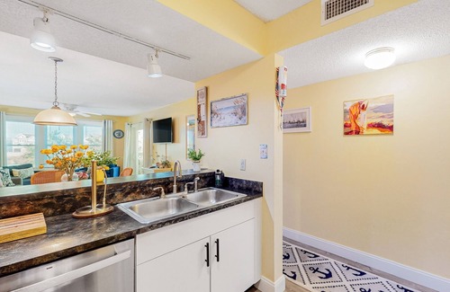 Avon Condominio | Scenic Waterfront Condo – Dock + Pet Friendly