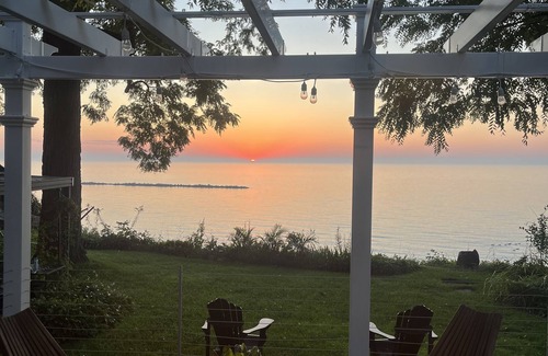 Racine Casa | Scenic Waterfront Lake Michigan Escape
