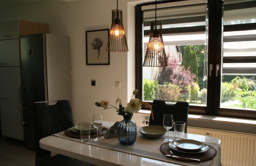 West Apartamento | Schöne Ferienwohnung mit Eigener Terrasse und Garten