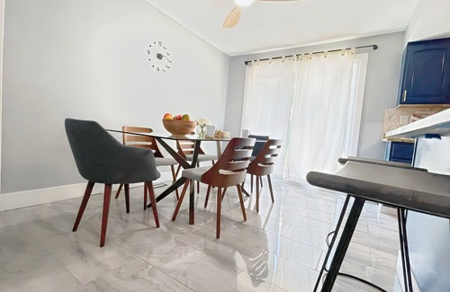 Forestview Casa | Schaumburg Modern 4BR Farmhouse w/Private Master & Sleeps 9. Families & groups