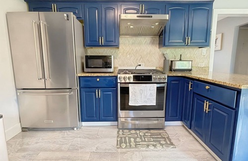 Forestview Casa | Schaumburg Modern 4BR Farmhouse w/Private Master & Sleeps 9. Families & groups