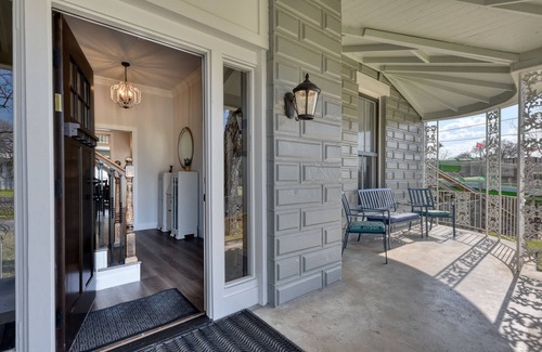 New Braunfels Casa | Schlitterbahn Retreat | 7 Bed, 6.5 Bath with Games Pavilion