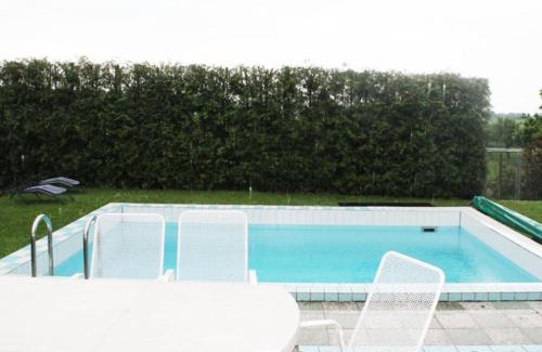 Testorf-Steinfort Apartamento | Schoene Zweizimmer-Ferienwohnung mit Pool im Garten
