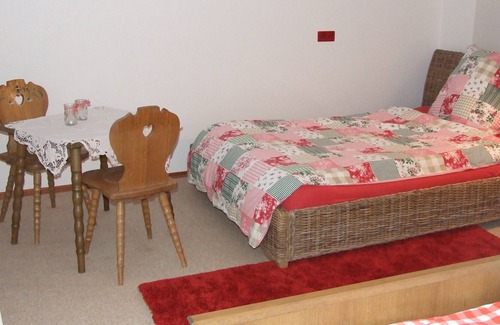 Schonau Apartamento | Schönau: Apartamento de vacaciones en el bosque del Palatinado: un viaje al reino del halcón peregrino