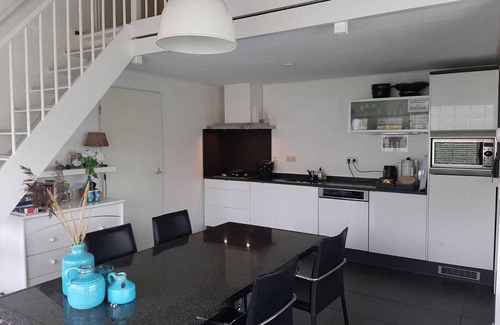 Breskens Casa | Schoneveld 121 of type Duinroos located at the Schoneveld holiday park built as a 4-under-one-roof house, this Duinroos is very practical and cosily laid out. The house is particularly suitable for 1 to 4 persons.