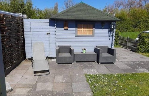 Breskens Casa | Schoneveld 121 of type Duinroos located at the Schoneveld holiday park built as a 4-under-one-roof house, this Duinroos is very practical and cosily laid out. The house is particularly suitable for 1 to 4 persons.