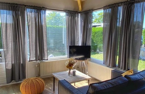 Breskens Casa | Schoneveld 147 of type Duinroos located at the Schoneveld holiday park built as a 4-bedroom semi-detached house, the Dune Rose is very practical and cosy. The house is particularly suitable for 1 to 4 persons.