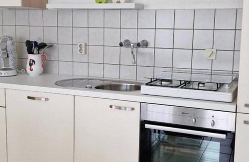 Breskens Casa | Schoneveld 157 of type Duinroos located at the Schoneveld holiday park is built as a 4 under a roof House and is very practical and cosy. The House is particularly suitable for 1 to 4 people.