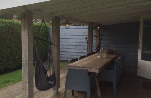 Breskens Casa | Schoneveld 163 of type Duinroos located at the Schoneveld holiday park a cosy and affordable holiday home. Duinroos is a charming holiday home with large windows that always give you the idea that you are in the garden.