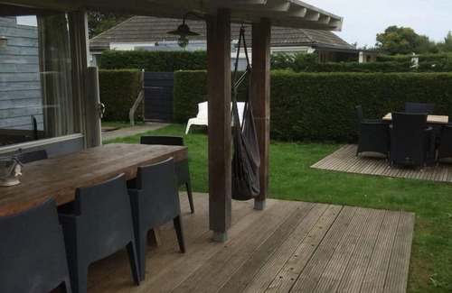 Breskens Casa | Schoneveld 163 of type Duinroos located at the Schoneveld holiday park a cosy and affordable holiday home. Duinroos is a charming holiday home with large windows that always give you the idea that you are in the garden.
