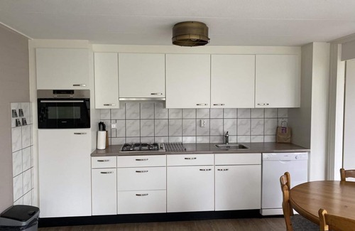 Breskens Casa | Schoneveld 183 of type Duinroos located at the Schoneveld holiday park is built as a 4 under a roof House and is very practical and cosy. The House is particularly suitable for 1 to 4 people.