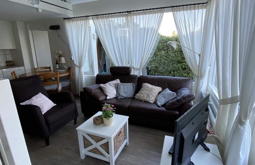 Breskens Casa | Schoneveld 183 of type Duinroos located at the Schoneveld holiday park is built as a 4 under a roof House and is very practical and cosy. The House is particularly suitable for 1 to 4 people.