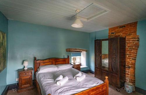 Leek Casa | School House, cosy cottage for 12 with hot tub in the Peak District