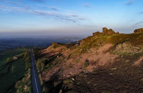 Leek Casa | School House, cosy cottage for 12 with hot tub in the Peak District