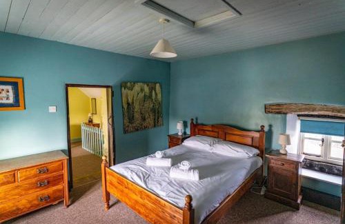 Leek Casa | School House, cosy cottage for 12 with hot tub in the Peak District