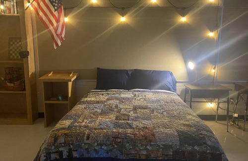 Marshall County Cama Y Desayuno | Schoolhouse B&B Guest Room #2 (family room)