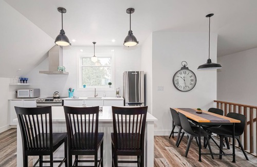 Clearview Apartamento | Schoolhouse Loft near hiking, biking, beach, golf and more