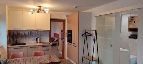 Baiersbronn Apartamento | Schwarzwaldstübchen "Altas Montañas" mit Schwimmbad