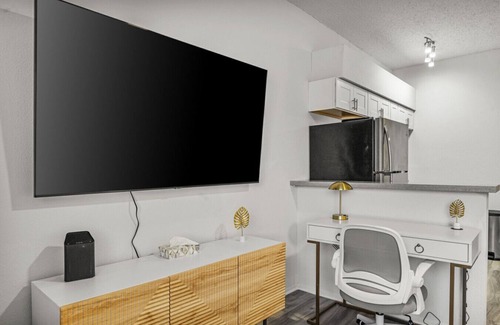 Peaceful Valley Apartamento | Scottsdale Luxury Studio- Free Parking - Luxe Bed