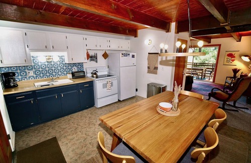 Pine Cove Cabina | Scout’s Hideaway! Modern boho-chic cabin w/views, portable a/c