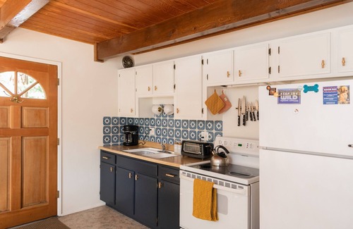 Pine Cove Cabina | Scout’s Hideaway! Modern boho-chic cabin w/views, portable a/c