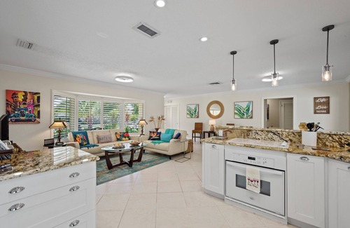 Deerfield Beach Casa | Screened-In Heated Pool and 5 min from the beach. Child friendly.