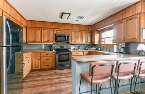 Farmerville Casa | Screened Patio, King Beds, Fresh & Clean, Games
