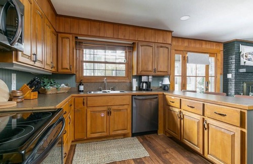 Farmerville Casa | Screened Patio, King Beds, Fresh & Clean, Games
