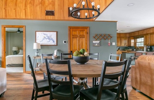 Farmerville Casa | Screened Patio, King Beds, Fresh & Clean, Games