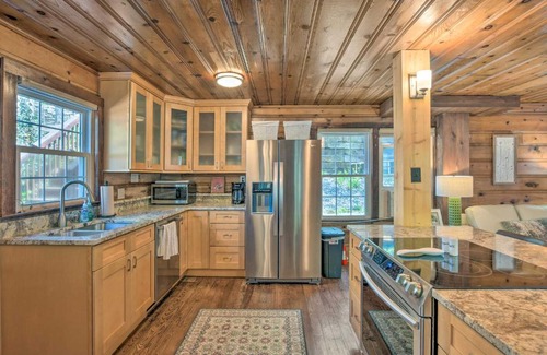 Lynn Casa | Screened Porch and Grill Waterfront Landrum Cottage