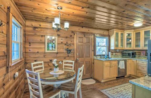 Lynn Casa | Screened Porch and Grill Waterfront Landrum Cottage