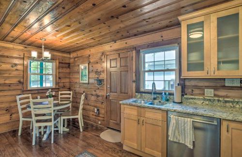 Lynn Casa | Screened Porch and Grill Waterfront Landrum Cottage