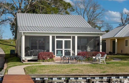 Ventress Casa | Screened porch and private pier on False River