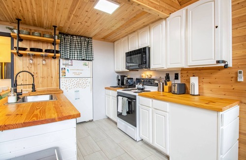 Shenandoah Casa | Screened porch, deck, swing Shenandoah Valley!