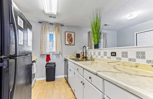 Pooler Casa | Screened Porch, Firepit, Patio! Peaceful in Pooler