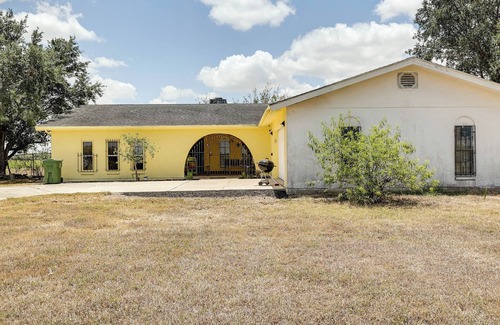 Harlingen Cabaña | Screened Porch: Remote Harlingen House!