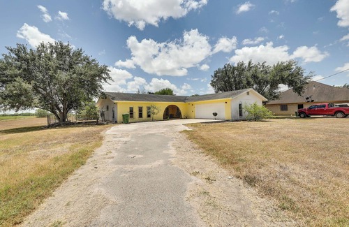 Harlingen Cabaña | Screened Porch: Remote Harlingen House!