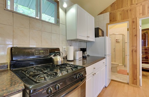 Mongaup Valley Cabina | Screened Porch & Pool: Cabin Near Bethel Woods!