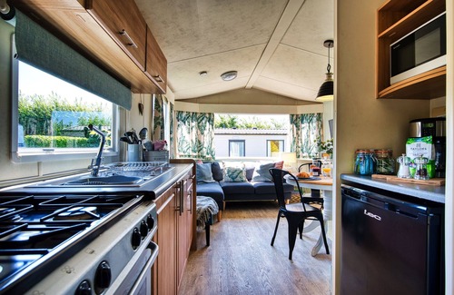 Hartland Casa | Scrumpy Duck, with private garden, sleeps 6 in coastal village